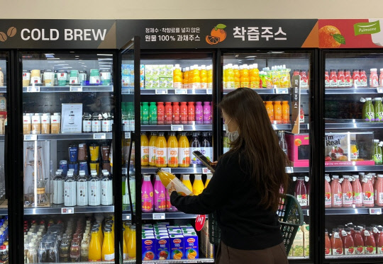 서울 송파구 롯데마트 제타플렉스에서 고객이 스캔앤고를 이용해 쇼핑을 하고 있다. 롯데마트 제공